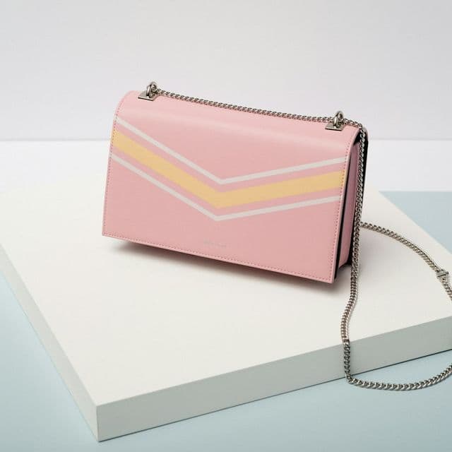 Sac à bandoulière rose à chaîne argentée